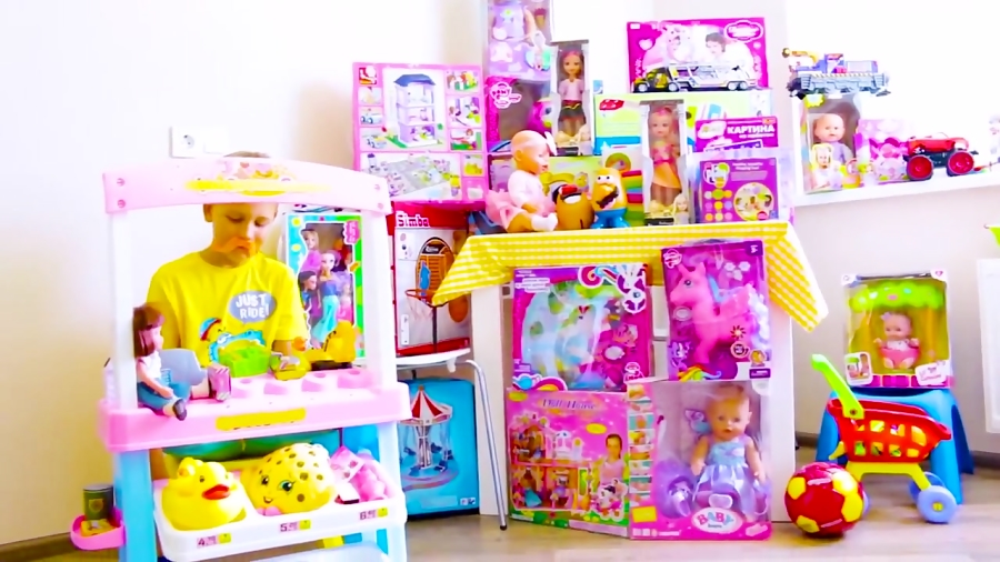 اسباب بازی ها و خانواده مهربان - بازی ساشا با پیانو و اسباب بازی ها